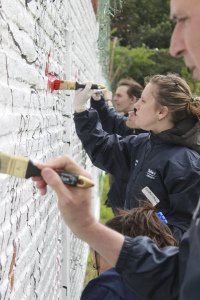 Voluntarios de Telefónica pintando el Mural